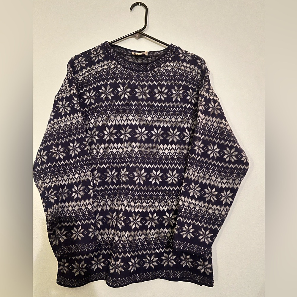 Basic Editions Men's Blue and White Snowflake Crewneck Sweater